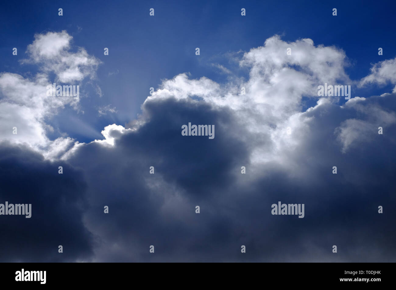 Grand soleil derrière les nuages sombres, Norfolk, Angleterre Banque D'Images