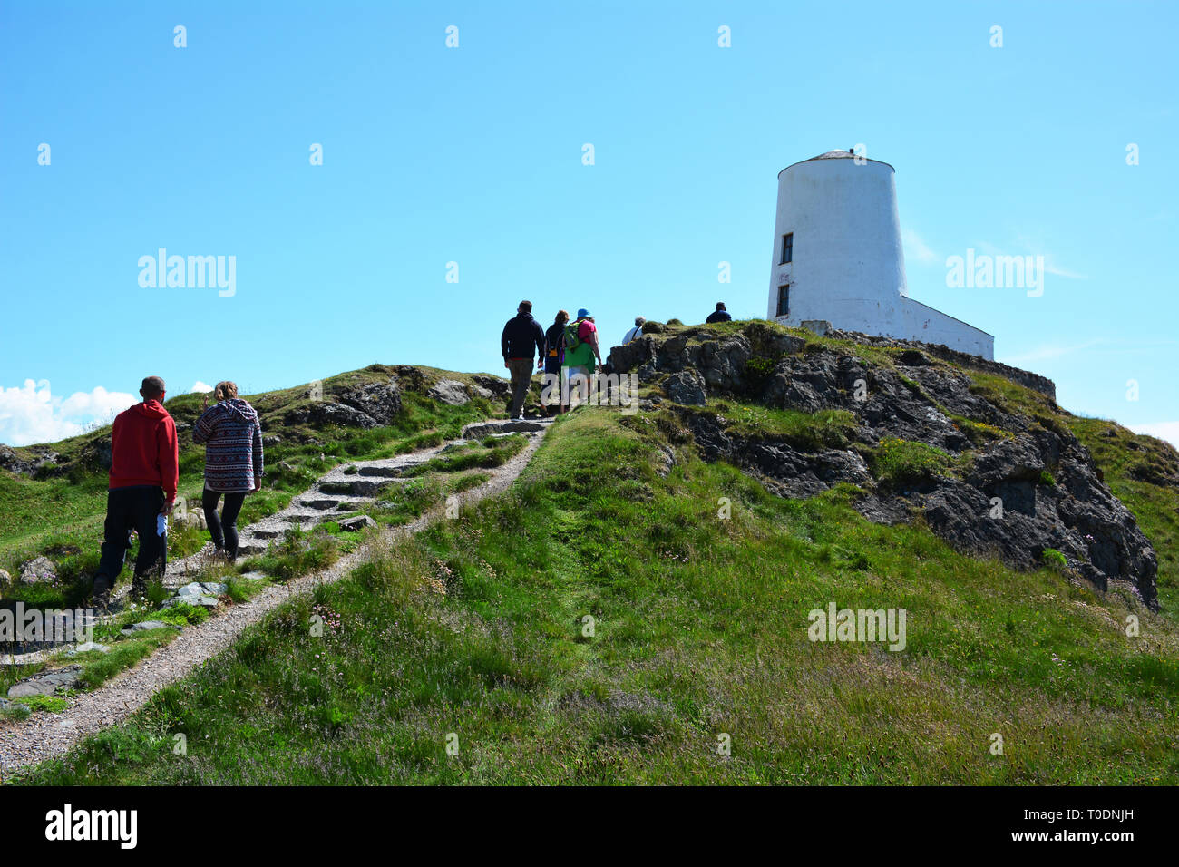 Marcher jusqu'à Twr Mawr phare sur l'île Llanddwyn qui est situé sur la côte d'Anglesey en Galles du Nord. UK Banque D'Images