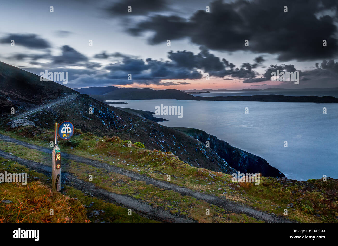 Dursey Island, Cork, Irlande. 27 avril, 2015. lookin vers l'est le long de la route principale entre l'townlands de Kilmichael, et Tilickafinna sur Dursey J Banque D'Images