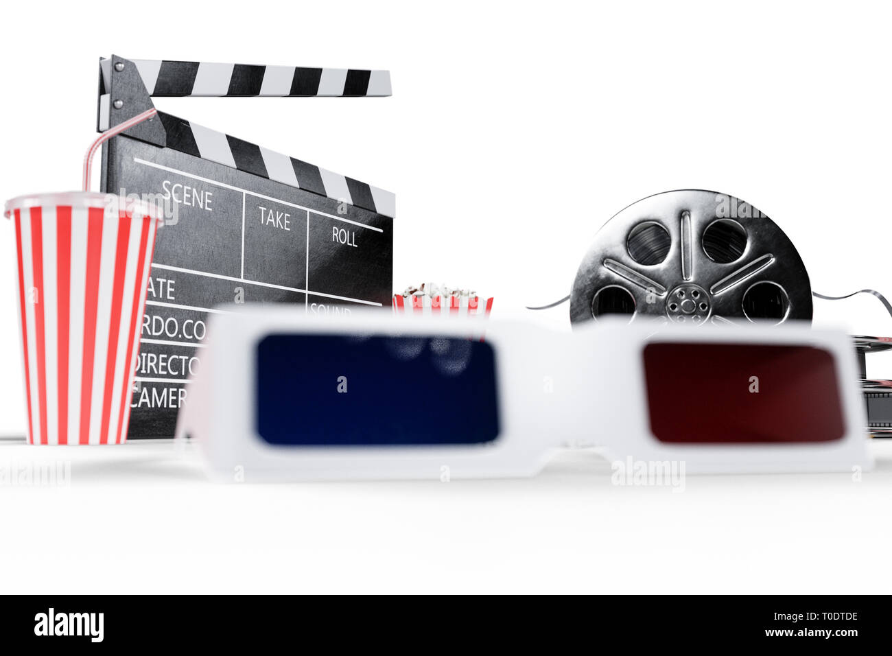 3D illustration, président directeur, Film clapper, popcorn, lunettes 3D, bande de film, bobine de film et tasse avec la boisson gazeuse isolé sur fond blanc Banque D'Images