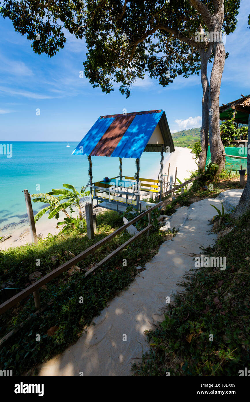 Seascape tropical d'été sur l'île de Koh Lanta en Thaïlande. Prise le paysage Ba Kantiang Bay avec ciel bleu Banque D'Images