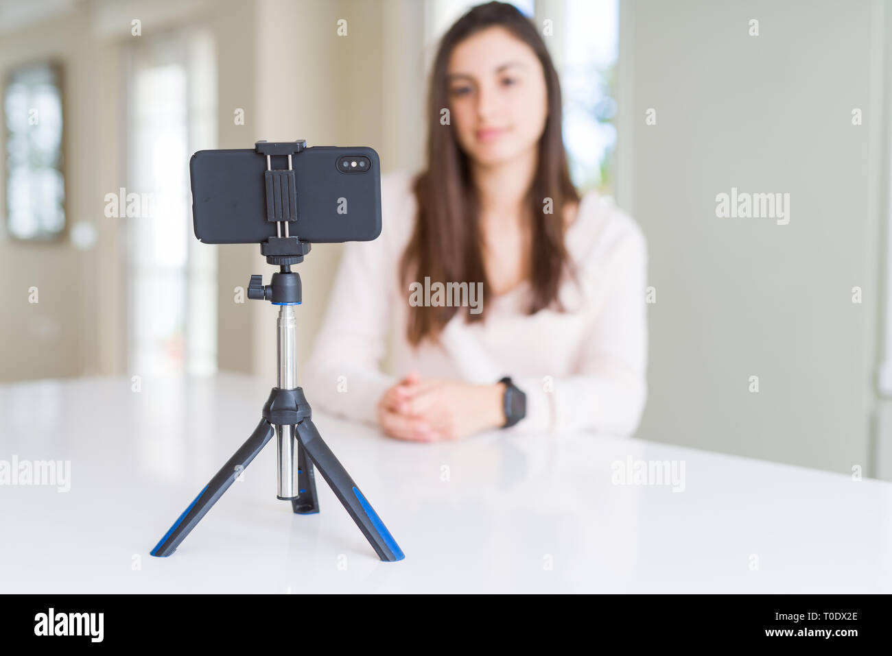 Belle jeune femme selfies enregistrement vidéo avec webcam smartphone avec  une expression confiante face à la pensée intelligente grave Photo Stock -  Alamy