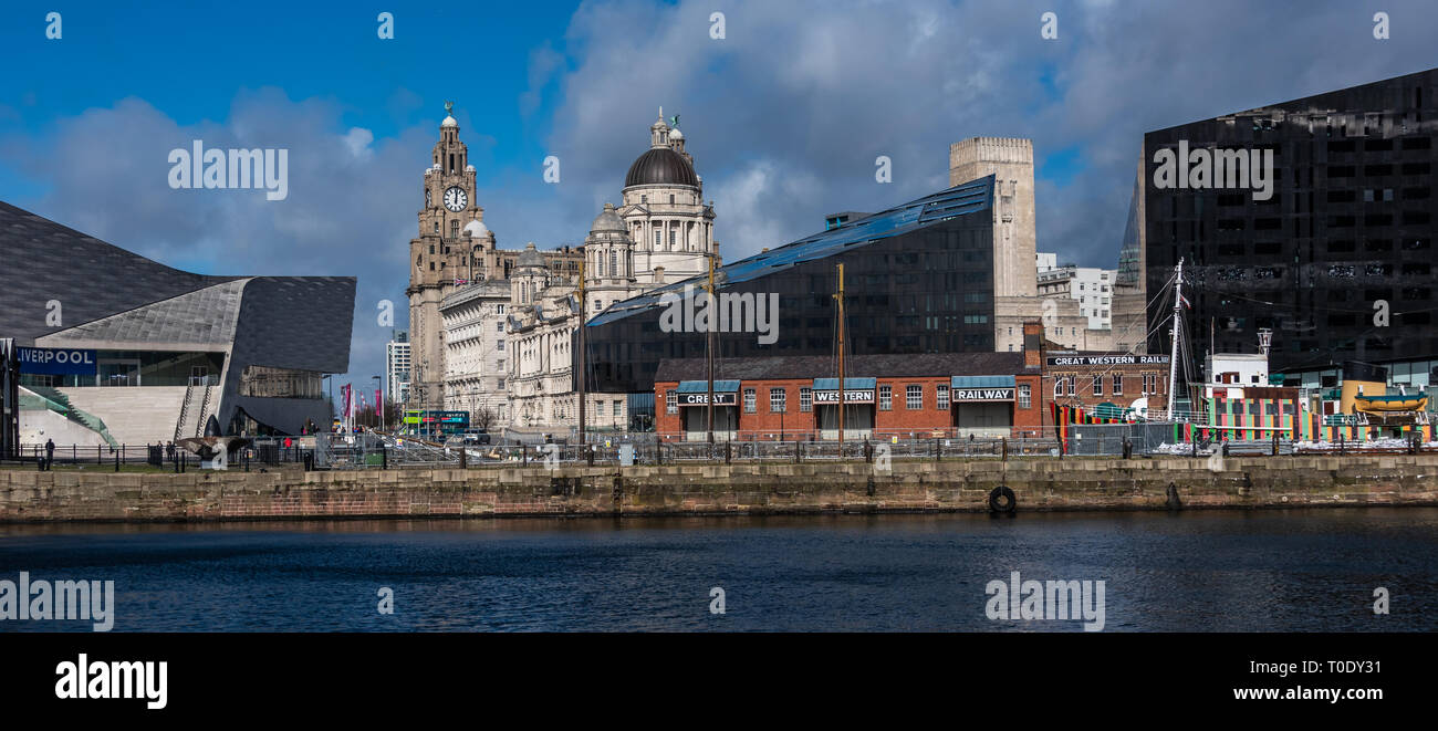 En regardant vers les bâtiments du front de mer historique à Liverpool du Royal Albert Docks Banque D'Images