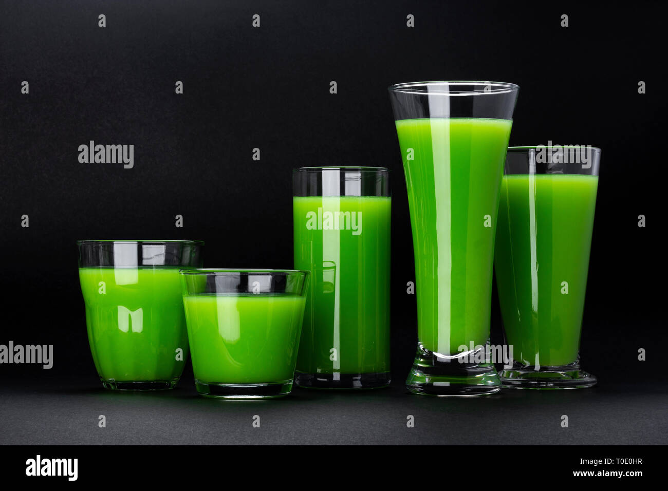 Smoothie vert biologique, de jus de pomme sur isolé sur fond noir avec copie espace, céleri frais cocktail Banque D'Images