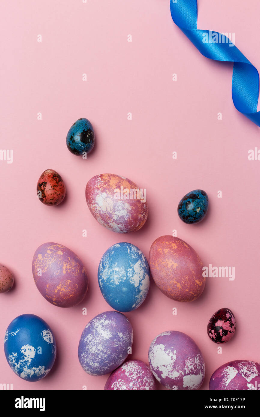 Pâques oeufs colorés Close up avec du ruban bleu et blanc sur fond rose. L'espace pour texte, concept d'arrière-plan de Pâques Banque D'Images Pâques oeufs colorés Close up avec du ruban bleu et blanc sur fond rose. L'espace pour texte, concept d'arrière-plan de Pâques Banque D'Images