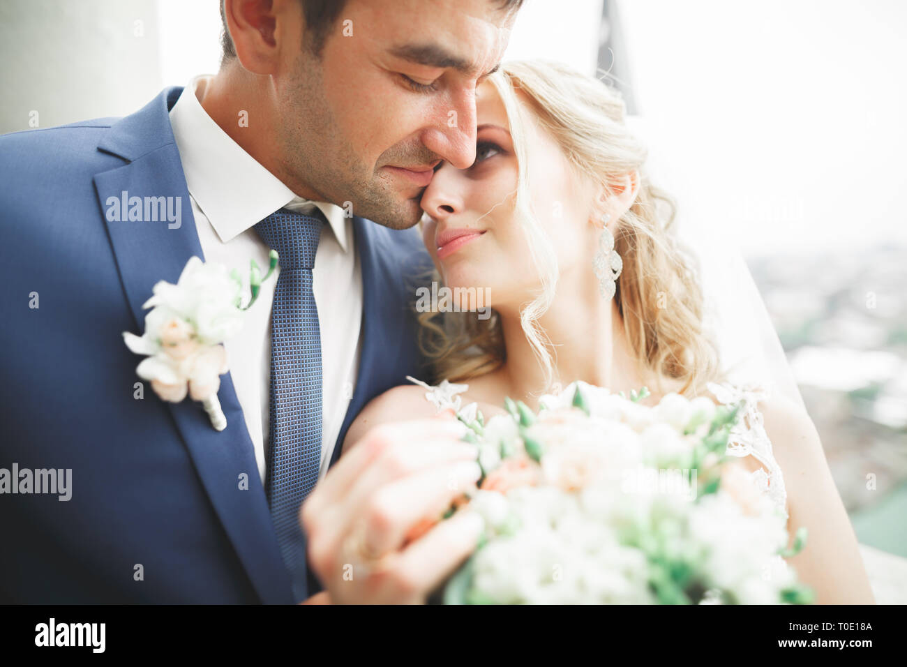 Kissing wedding couple séjournant plus beau paysage Banque D'Images