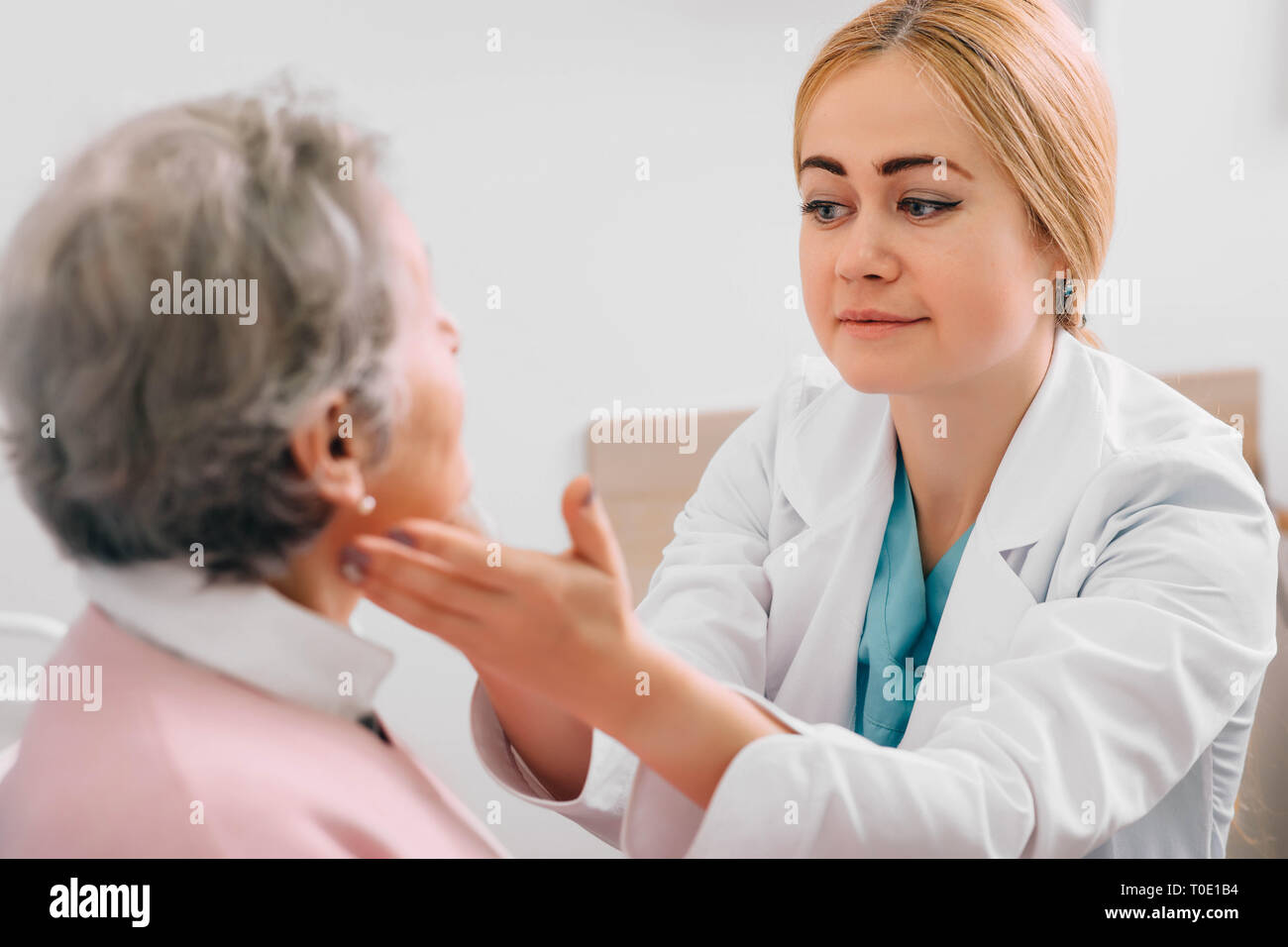 L'examen oto-rhino-laryngologiste senior patient's at medical office Banque D'Images
