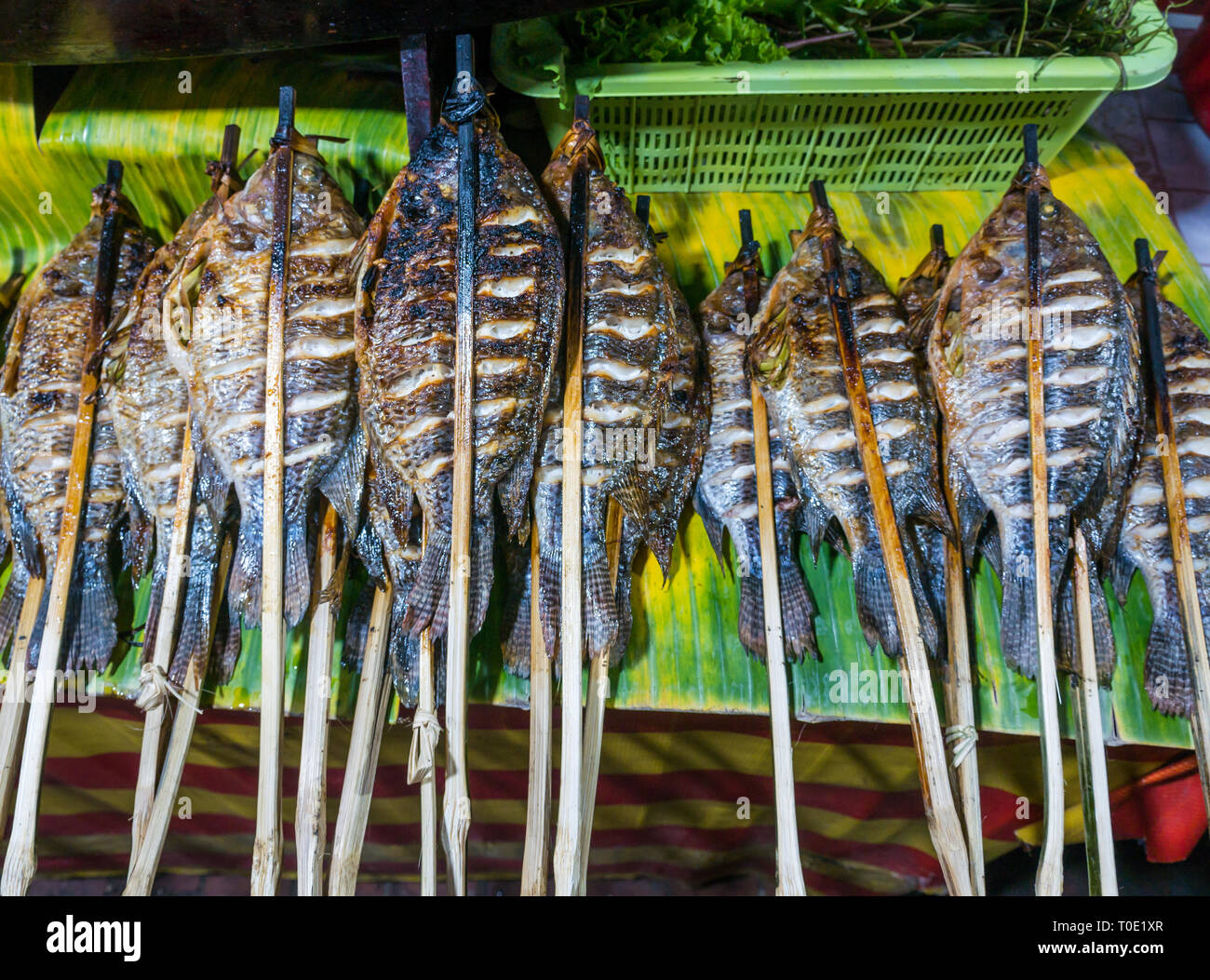 Close up de brochettes de poisson séché dans la nuit street food market, Luang Prabang, Laos, Asie Banque D'Images