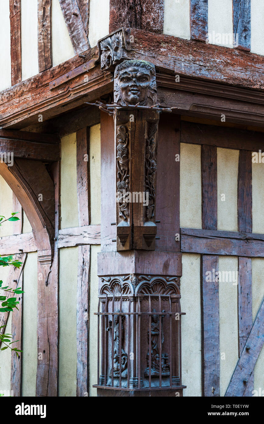 Troyes (Great-East, Grand Est, nord-est de la France) : détails d'une façade de maison à ossature bois traditionnelle avec la sculpture sur bois et encorbellement du faisceau Banque D'Images