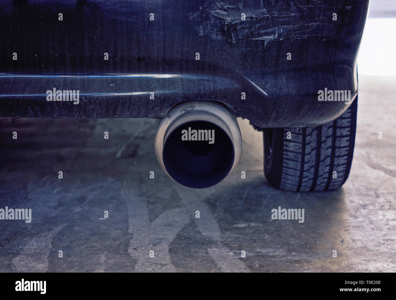 Vue rapprochée de voiture moderne du tuyau d'échappement puissant Banque D'Images