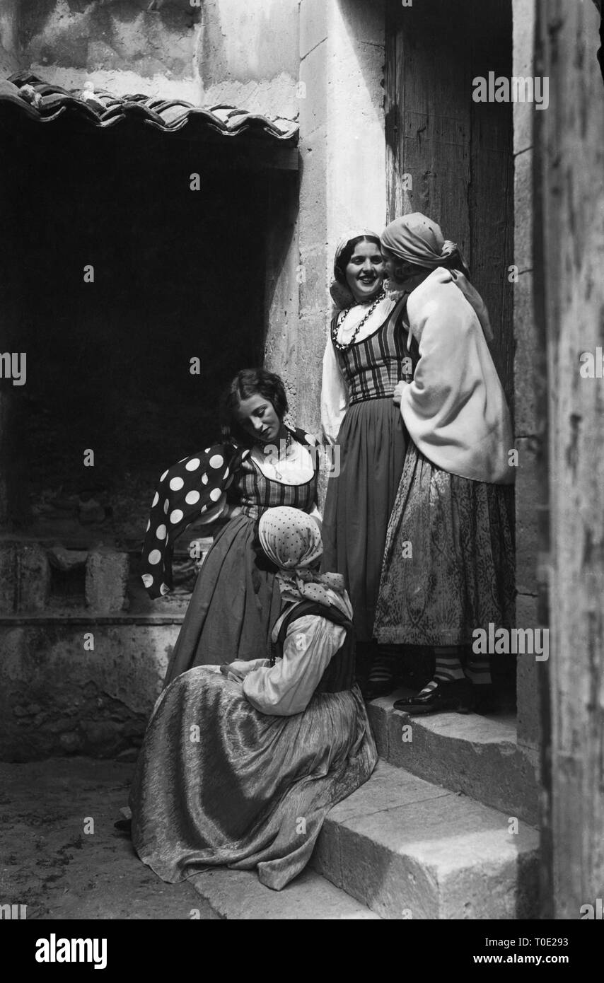 Les filles en costume traditionnel, Sicile, Italie 1930 Banque D'Images