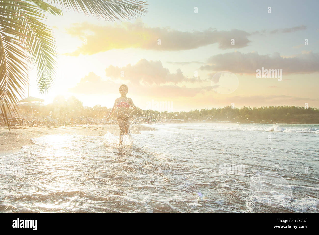 Happy child girl s'amusant sur mer plage Banque D'Images