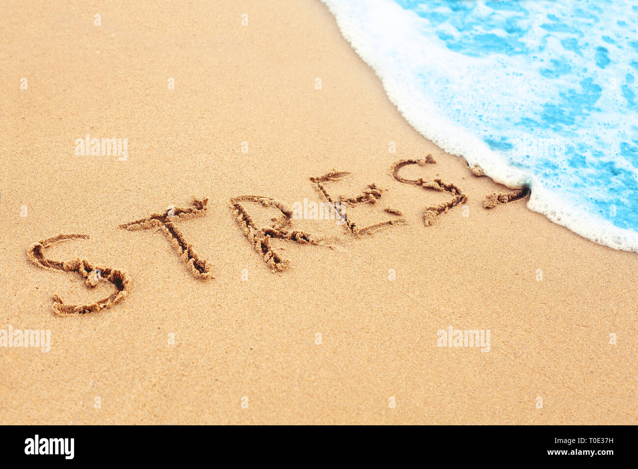 Voyage sans stress. La vague sur mer plage élimine le stress signe sur le sable Banque D'Images