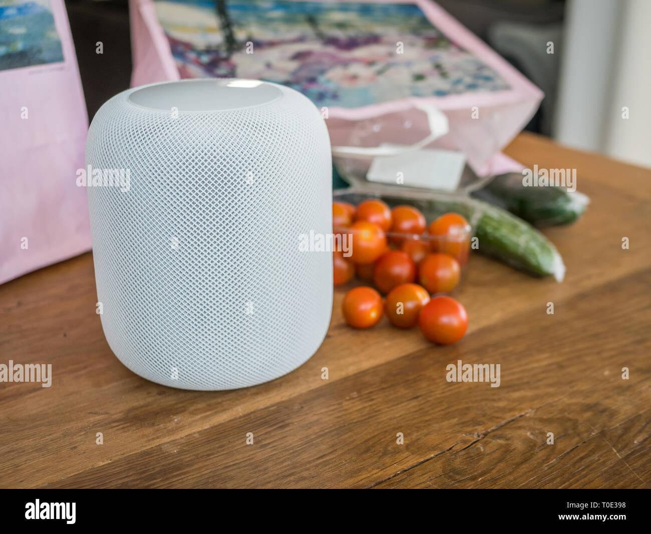 Boutique en ligne à l'aide d'un smart speaker. Livraison de l'épicerie et à la maison. Banque D'Images