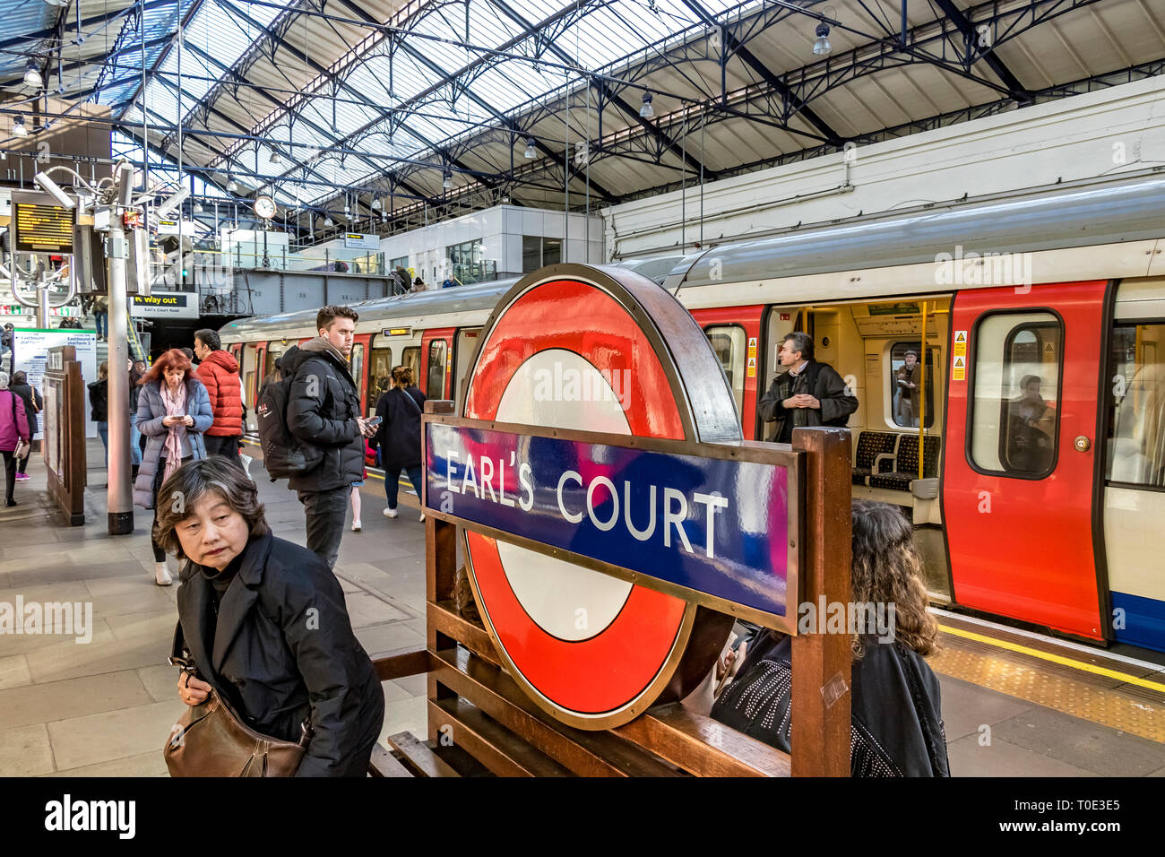 Personnes sur la plate-forme à la station de métro Earls court London, Londres, Royaume-Uni Banque D'Images