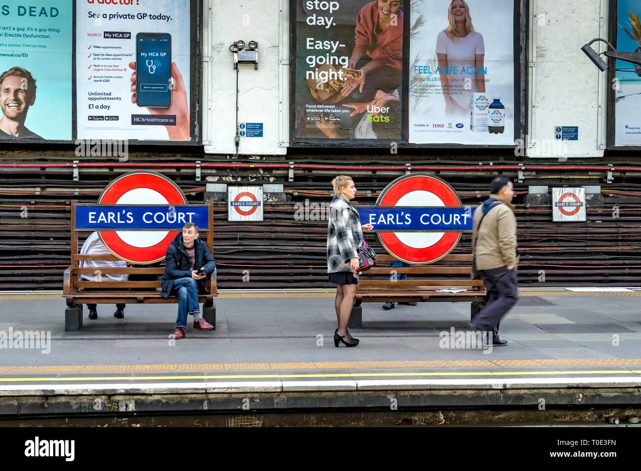 Personnes sur la plate-forme attendant un train District Line à la station de métro Earls court London, Londres, Royaume-Uni Banque D'Images