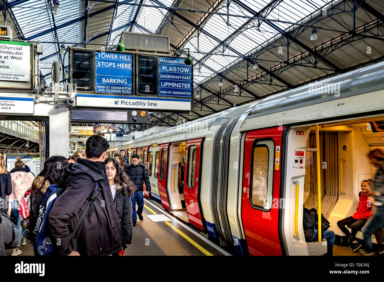 Passagers à bord d'un train de métro S7 stock District Line à la gare Earl's court du sud-ouest de Londres, Londres, Royaume-Uni Banque D'Images