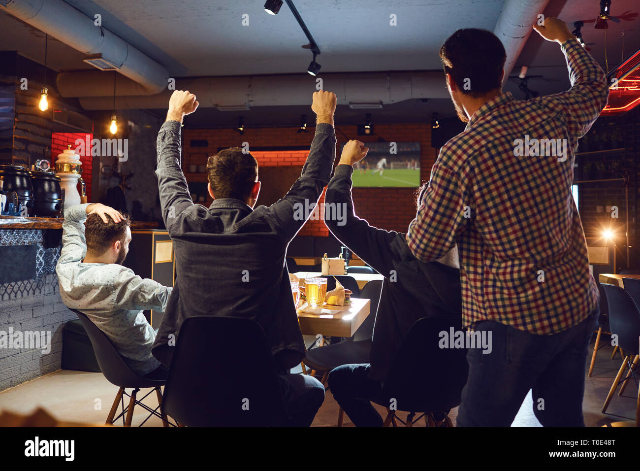 Sport Tv regarder amis au pub. Banque D'Images