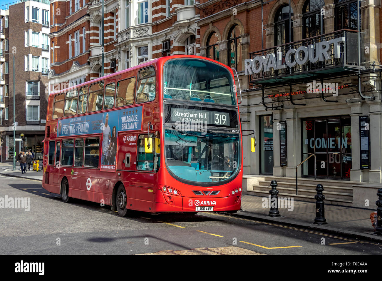Un bus à impériale rouge de Londres de 319 devant le Royal court Theatre à Sloane Square, avant de commencer son voyage à Streatham Hill, Londres, Royaume-Uni Banque D'Images