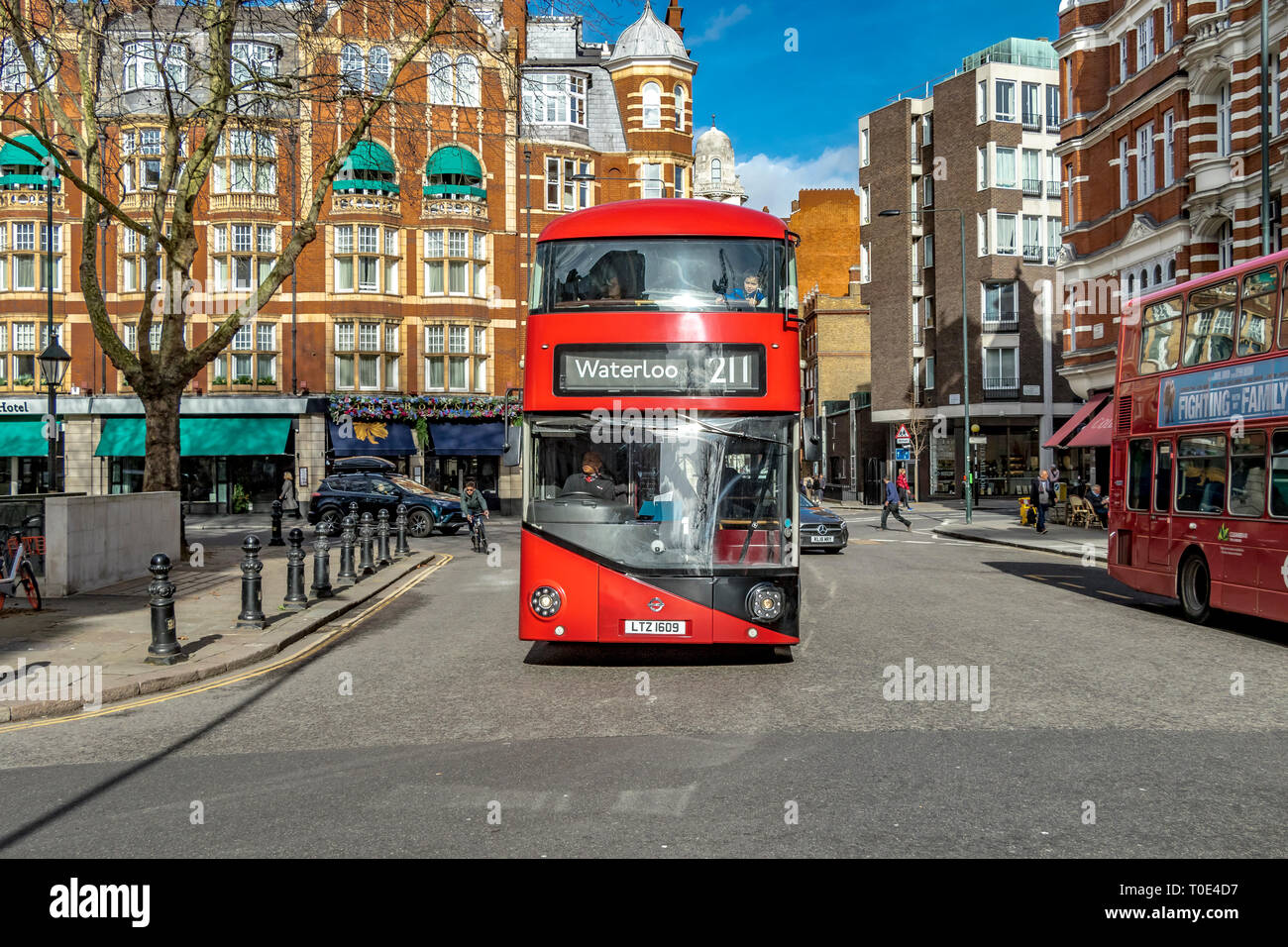 Un bus londonien rouge à impériale numéro 452 qui fait le chemin autour de Sloane Square sur le chemin de Vauxhall, Londres, Royaume-Uni Banque D'Images