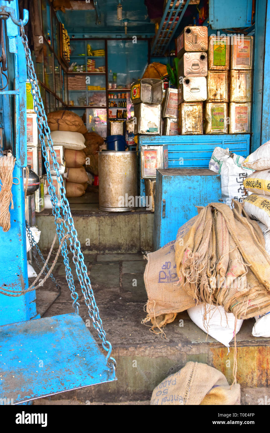 Pèse-personne, des huiles de cuisson et dispositions, Bundi, Rajasthan, Inde Banque D'Images