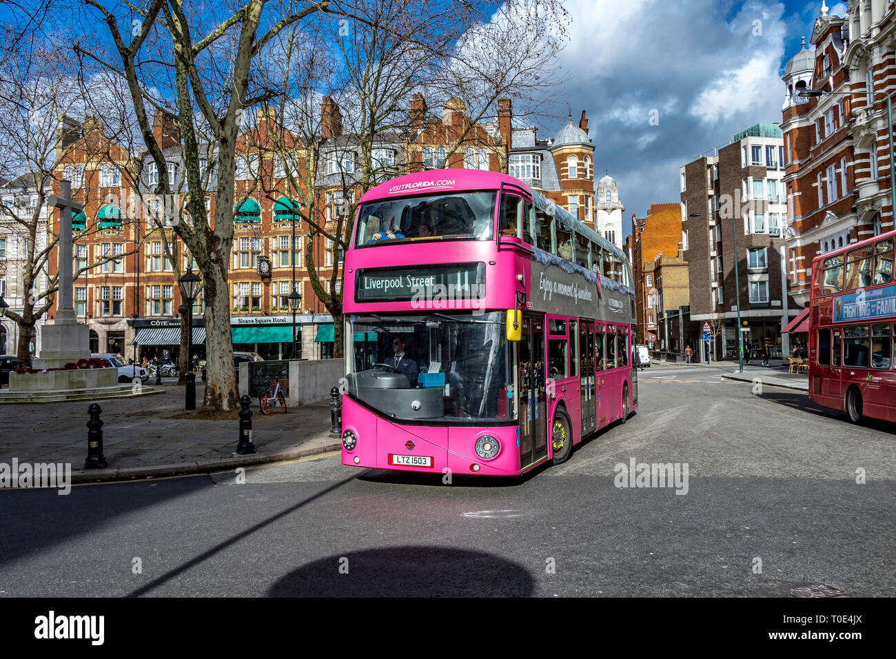 Un bus de Londres numéro 11 peint rose dans le cadre d'une campagne publicitaire de visite de Floride , fait le chemin autour de Sloane Square , Londres, Royaume-Uni Banque D'Images
