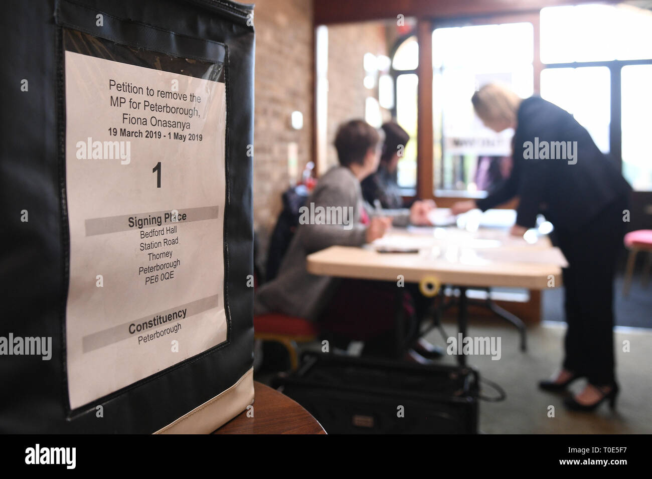 Bedford Hall à Thorney, Peterborough, où les électeurs ont l'opportunité de signer une pétition pour forcer une élection partielle suite à la condamnation de député local Fiona Onasanya pour mentir sur une contravention infraction. Banque D'Images