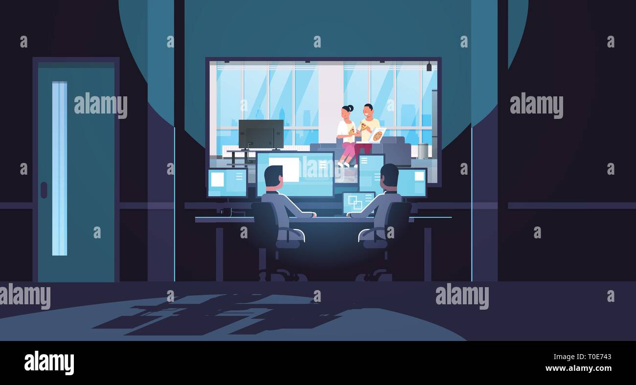 Deux hommes regardant surveille derrière une vitre couple eating pizza man woman relaxing on couch watching tv bureau sombre de la surveillance de l'intérieur du système de sécurité Illustration de Vecteur