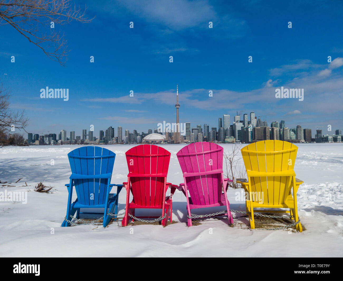 Voir l'horizon de la ville de Toronto Toronto Islands forme vu avec chaises colorées Banque D'Images