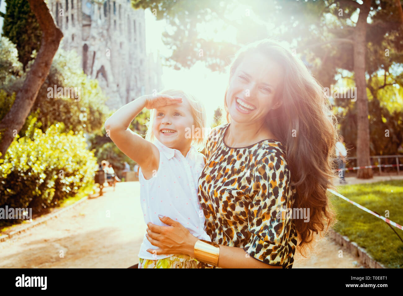 - Barcelone, 05 août 2015 : Portrait of happy élégant la mère et l'enfant contre les touristes à visiter la Sagrada Familia à Barcelone, Espagne. Banque D'Images
