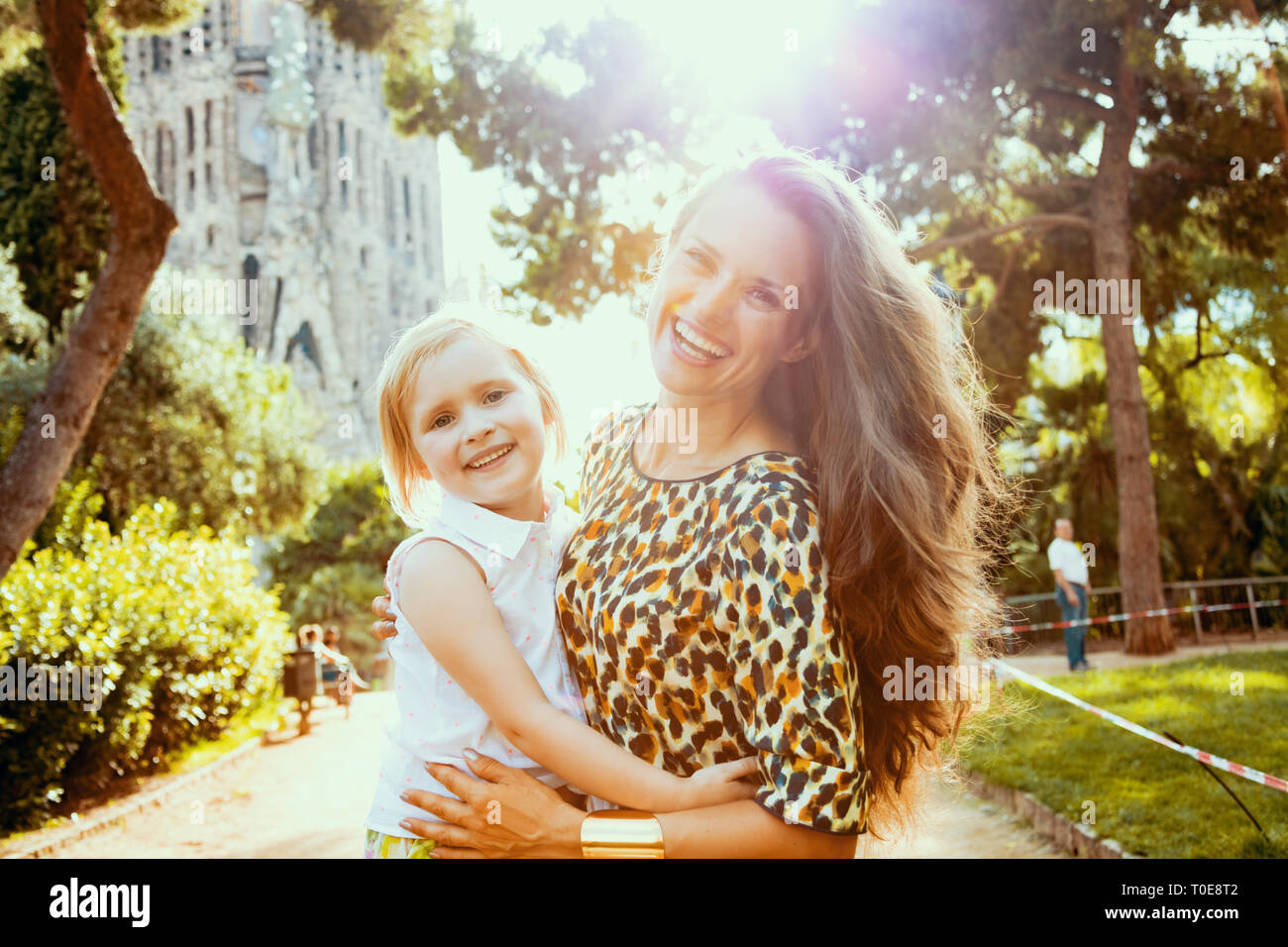 - Barcelone, 05 août 2015 : Portrait of smiling mother and daughter élégantes touristes contre la Sagrada Familia à Barcelone, Espagne. Banque D'Images