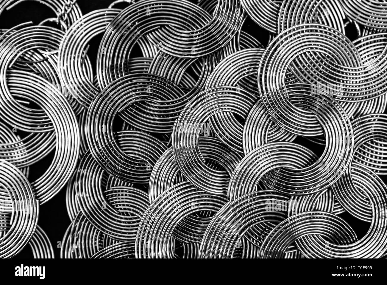 Chers accessoire collier composé d'argent ou blanc argent, conçu avec des cercles concentriques d'un asservissement été affiché dans le marché local. Banque D'Images