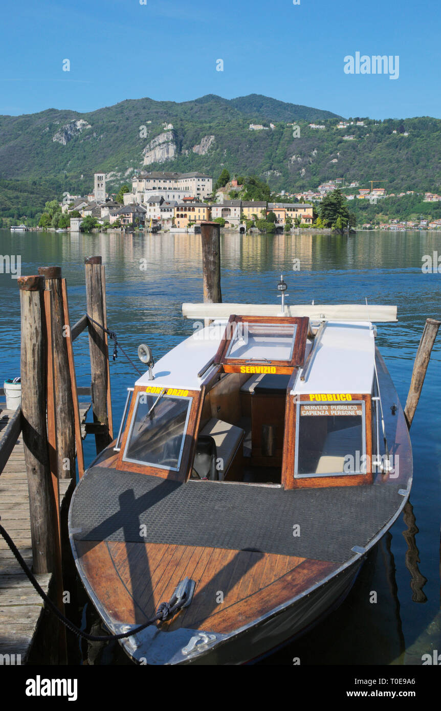 Un bateau-taxi de l'eau mouillée avec l'île de San Giulio, en arrière-plan, lac d'Orta, Piémont, Italie Banque D'Images