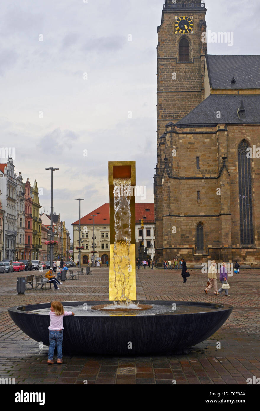 Un enfant par la fontaine d'or dans la principale place principale de Namesti Republiky Plzen, République Tchèque Banque D'Images