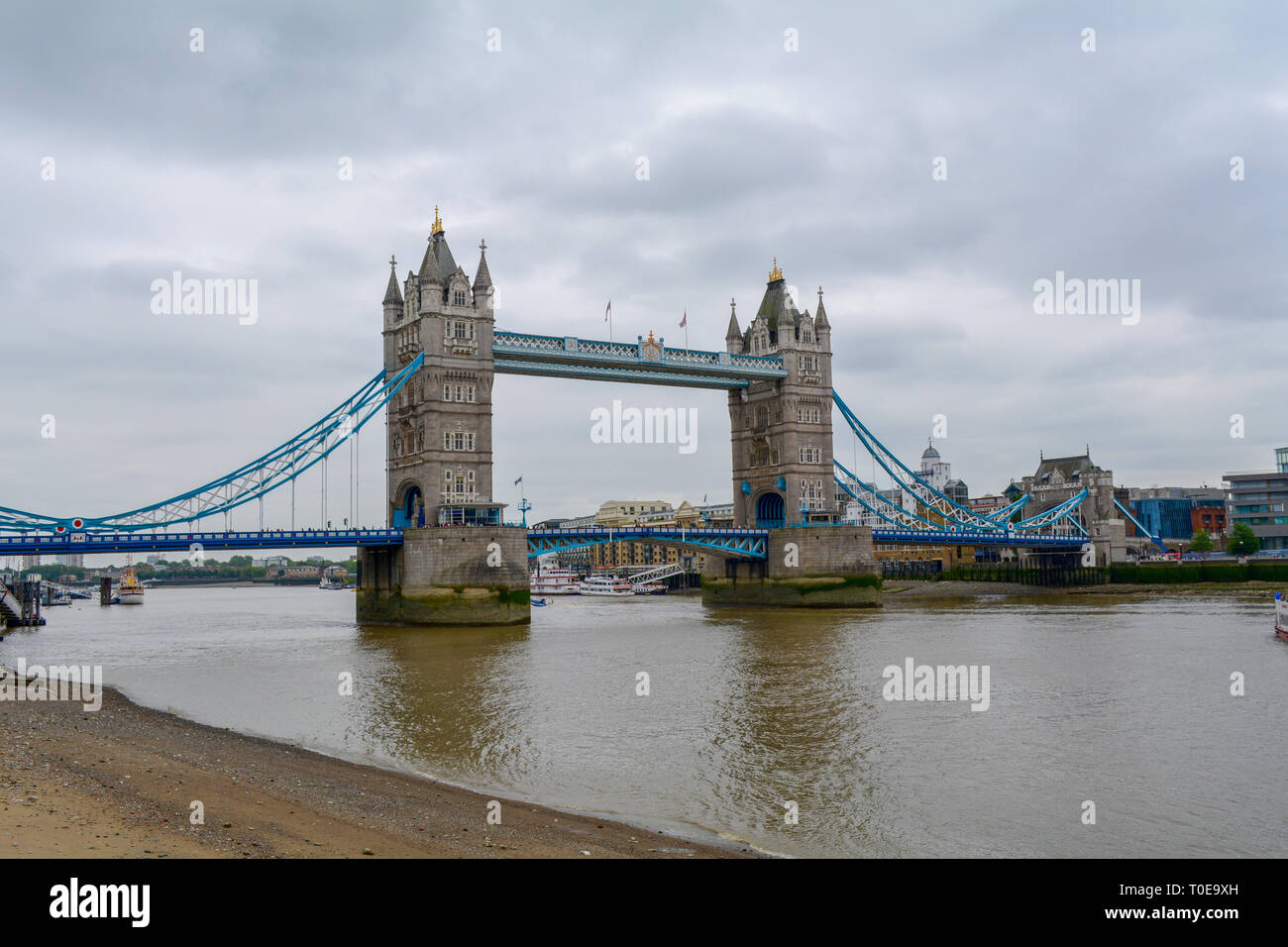 Tower bridge Londres avec petite plage Banque D'Images