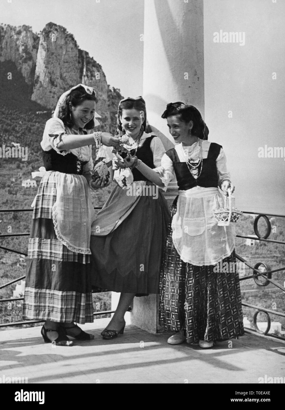 Tirage Vintage Original - Portugal, Porto, Femme Costume Traditionnel, Ca.1890