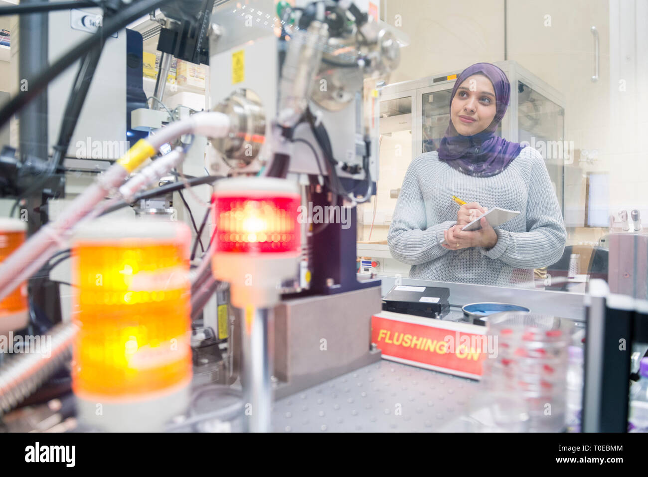 Une femme musulmane utilise le matériel scientifique dans un laboratoire de recherche, à l'Université de Sussex, tout en portant un hijab traditionnel. Banque D'Images