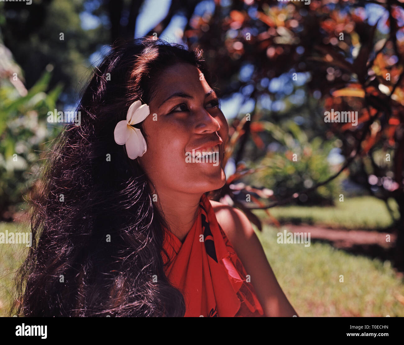 La Polynésie française. Tahiti. Portrait plein air de jeune tahitienne. Banque D'Images