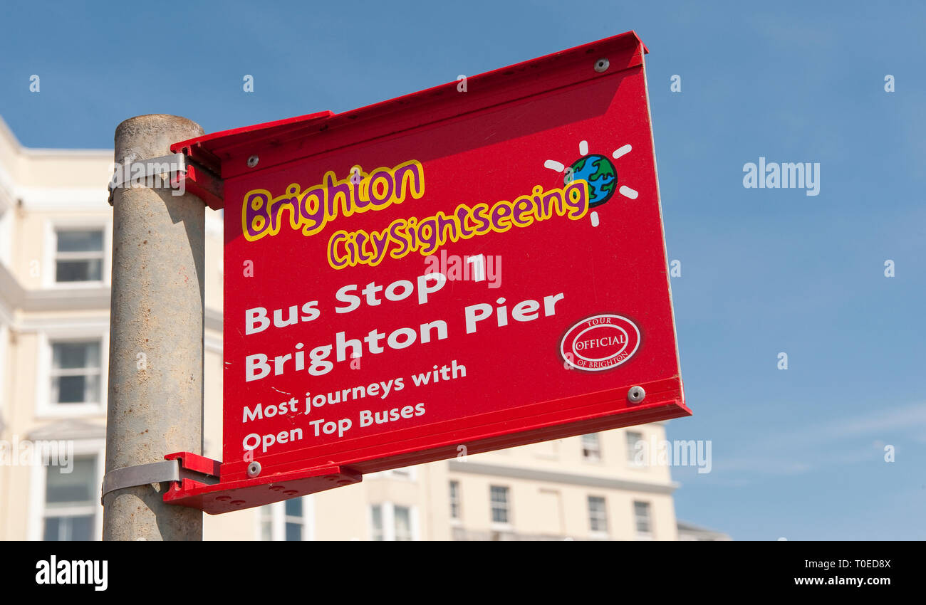 Arrêt de bus pour une visite guidée en bus à toit ouvert de la ville balnéaire de Brighton, Sussex, Angleterre. Banque D'Images