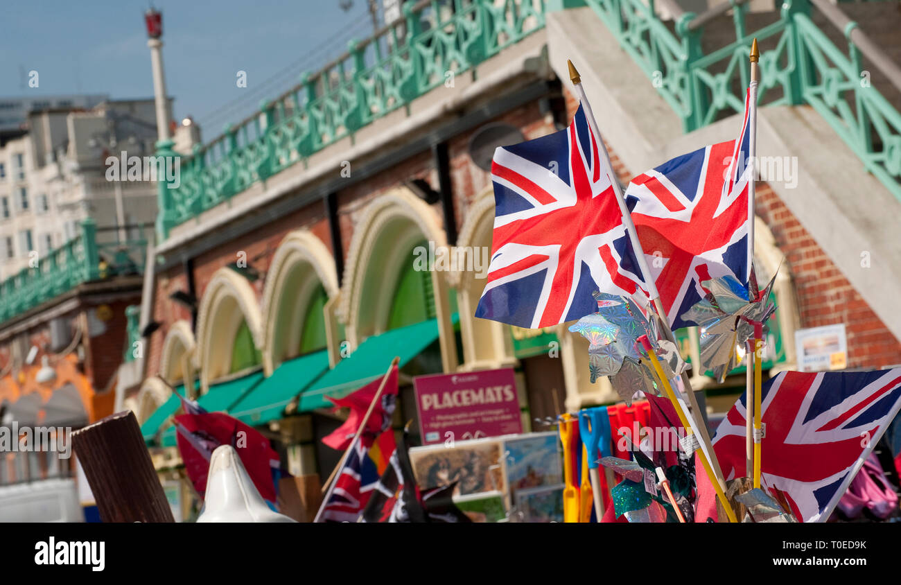 Drapeaux Union jack pour la vente à l'extérieur d'une boutique de souvenirs dans la ville balnéaire de Brighton, Sussex, Angleterre. Banque D'Images