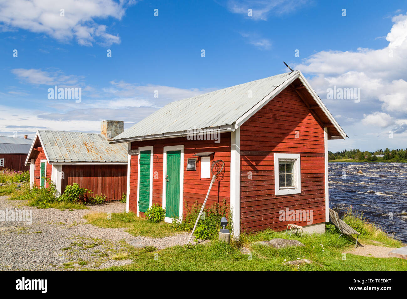 Cabane de pêcheur le long de la rivière Tornionjoki à la frontière de la Suède et Finlands Banque D'Images