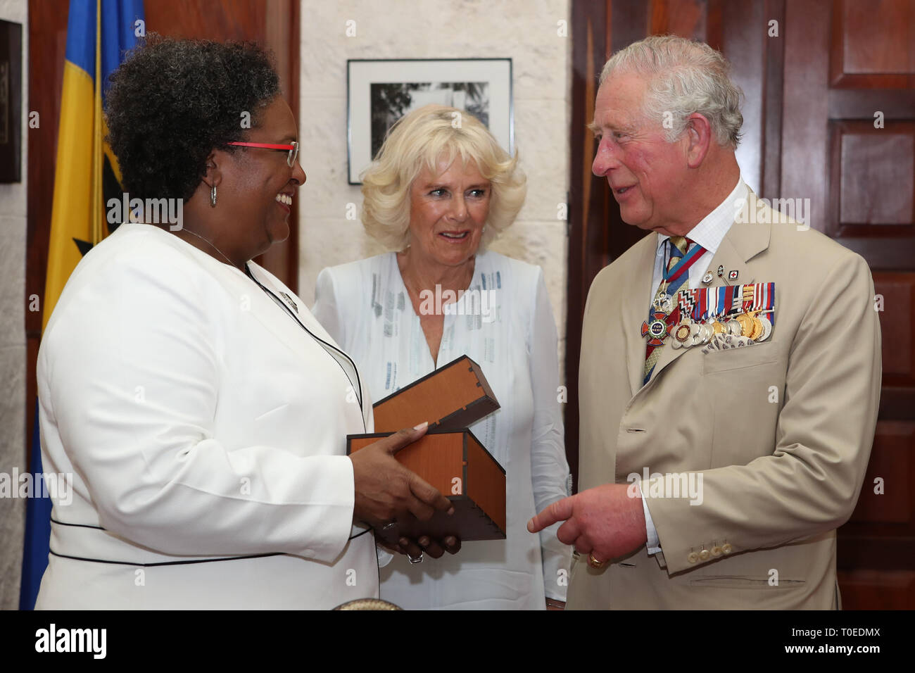 Le Prince de Galles et la duchesse de Cornouailles recevoir une bouteille de rhum local au cours de leur rencontre avec le Premier Ministre de la Barbade, Mme Mia Mottley au Parlement, Bridgetown, Barbade, comme ils continuent leur tournée dans les Caraïbes. Banque D'Images