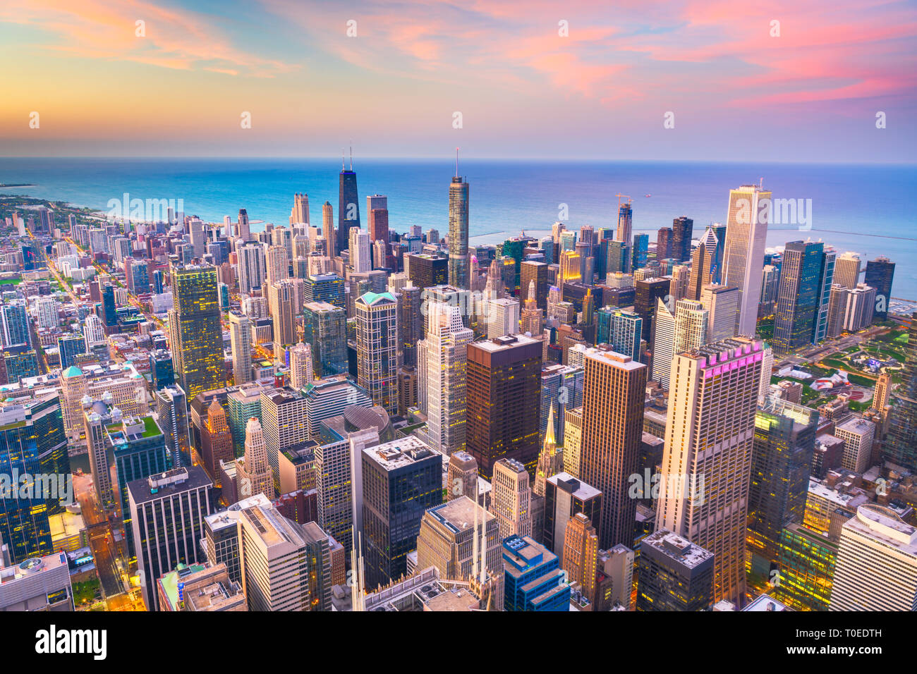 Chicago, Illinois USA aerial skyline vers le lac Michigan juste après le coucher du soleil. Banque D'Images