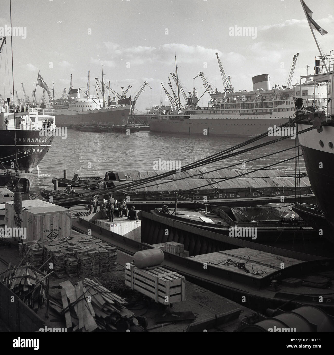 Années 1950, de grands navires amarrés dans le port de Belfast, Irlande du Nord Banque D'Images