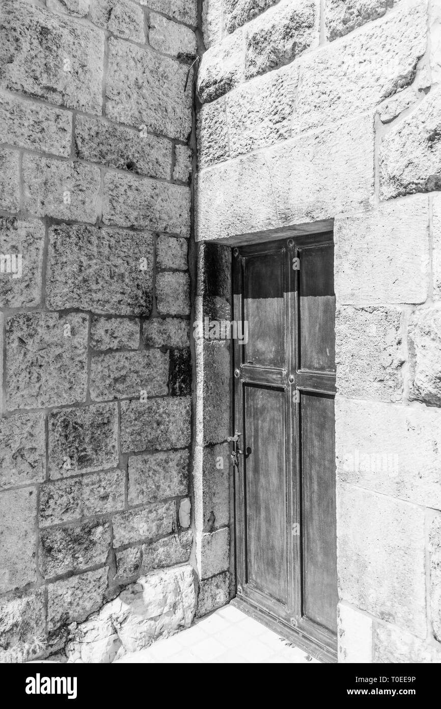 Il s'agit d'une capture en noir et blanc d'une vieille porte situé dans un monastère et vous pouvez voir l'ancienne architecture de la porte entouré par quelques belles Banque D'Images