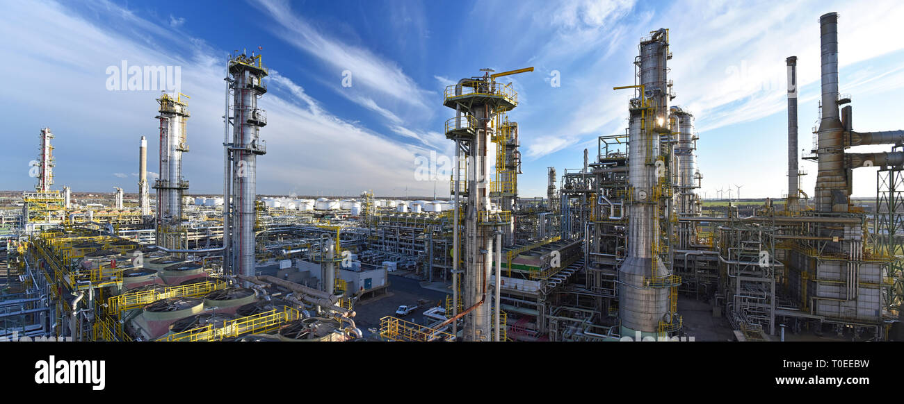 Les réservoirs de stockage et des pipelines, des bâtiments d'une raffinerie - usine de production de carburant Banque D'Images