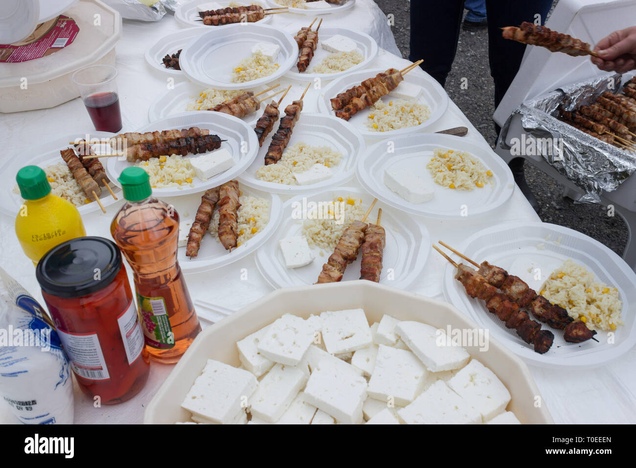 Plein de tables de meze traite notamment Souvlaki Grec, fromage feta et boissons pour les visiteurs du festival de torréfaction châtaignier revival. Leivadi,GR Banque D'Images
