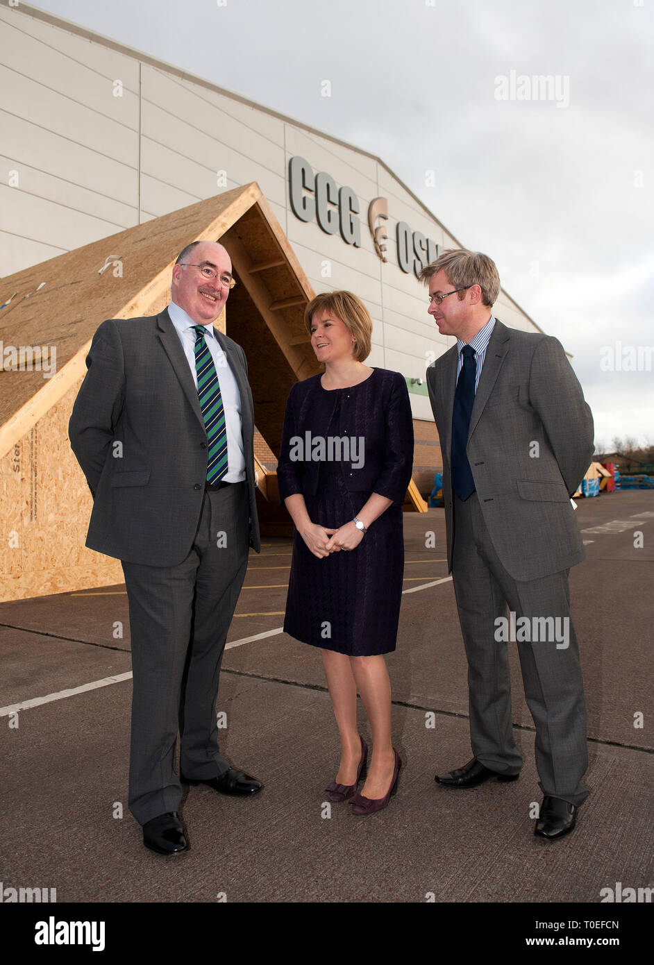 Le vice-premier ministre Nicola Sturgeon visites Campbell Construction Group (GCC) dans l'est de Glasgow fin. La société emploie des travailleurs locaux dans la constru Banque D'Images