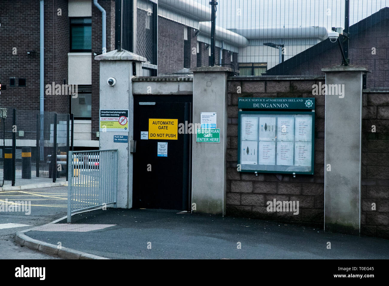 Service de police d'Irlande Dungannon de police où Détectives de grande enquête PSNI équipe étudient la mort de trois adolescents à l'hôtel Greenvale à Cookstown Co. Tyrone. Banque D'Images