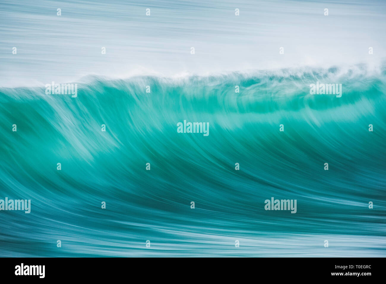 Une vague dans les eaux turquoise de l'Hébrides extérieures, en Écosse Banque D'Images
